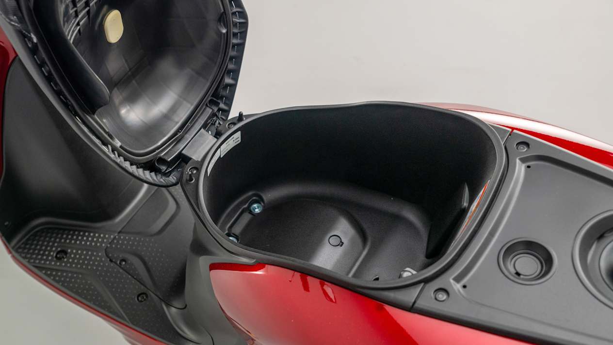 Honda Vision 110 2021 : coffre de rangement sous la selle