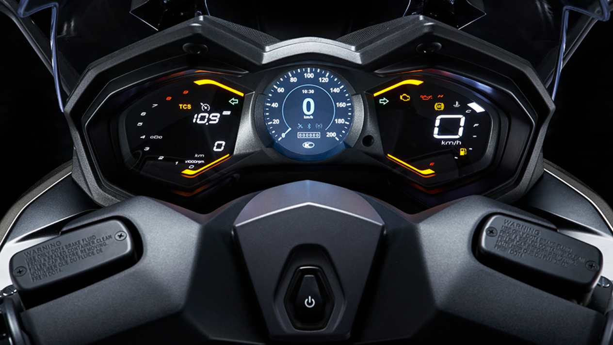 Kymco AK Premium 2024 : détail écrans compteurs