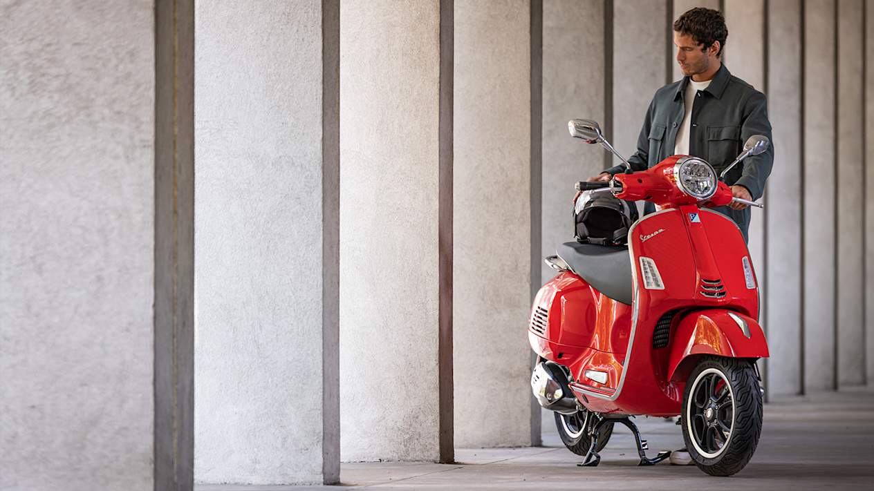 Vespa GTS immobile avec conducteur