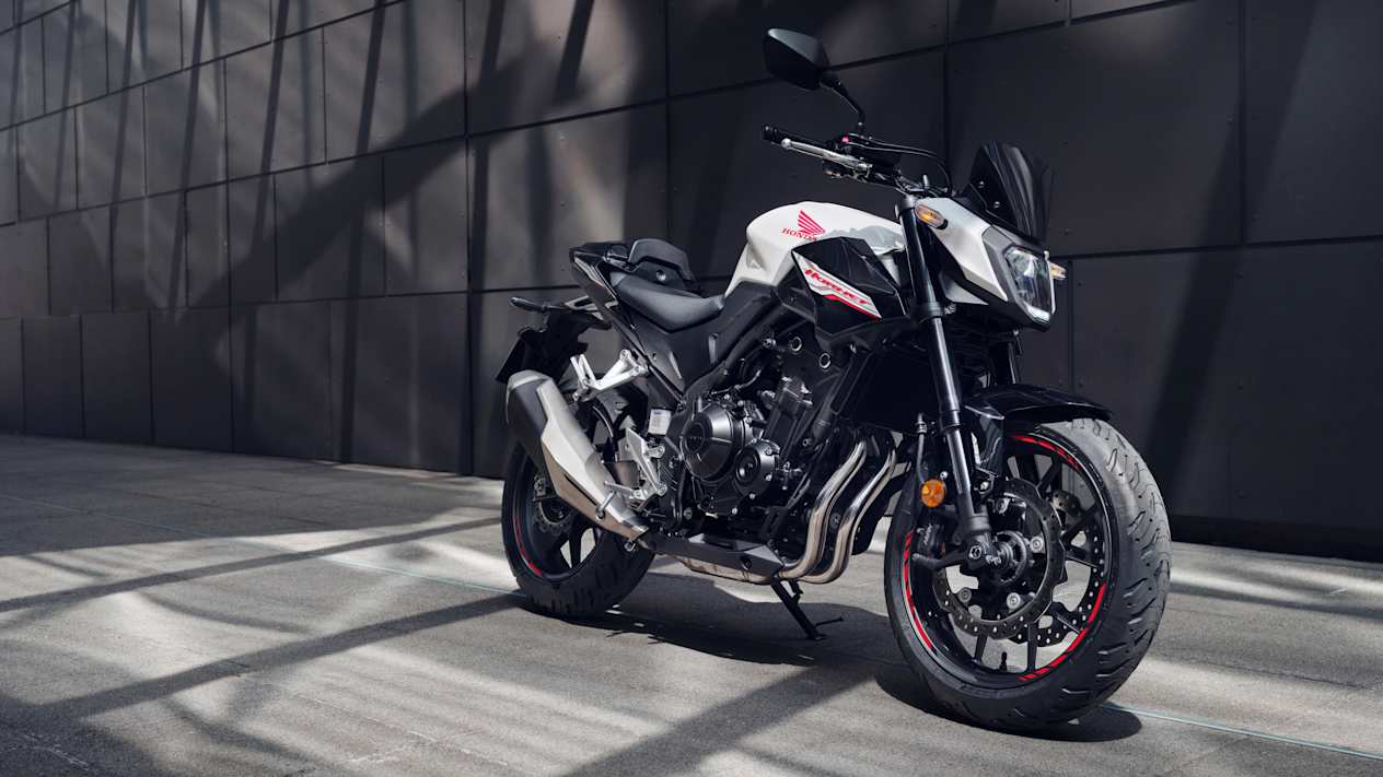 Honda CB500 Hornet 2024 : trois quarts avant droit statique