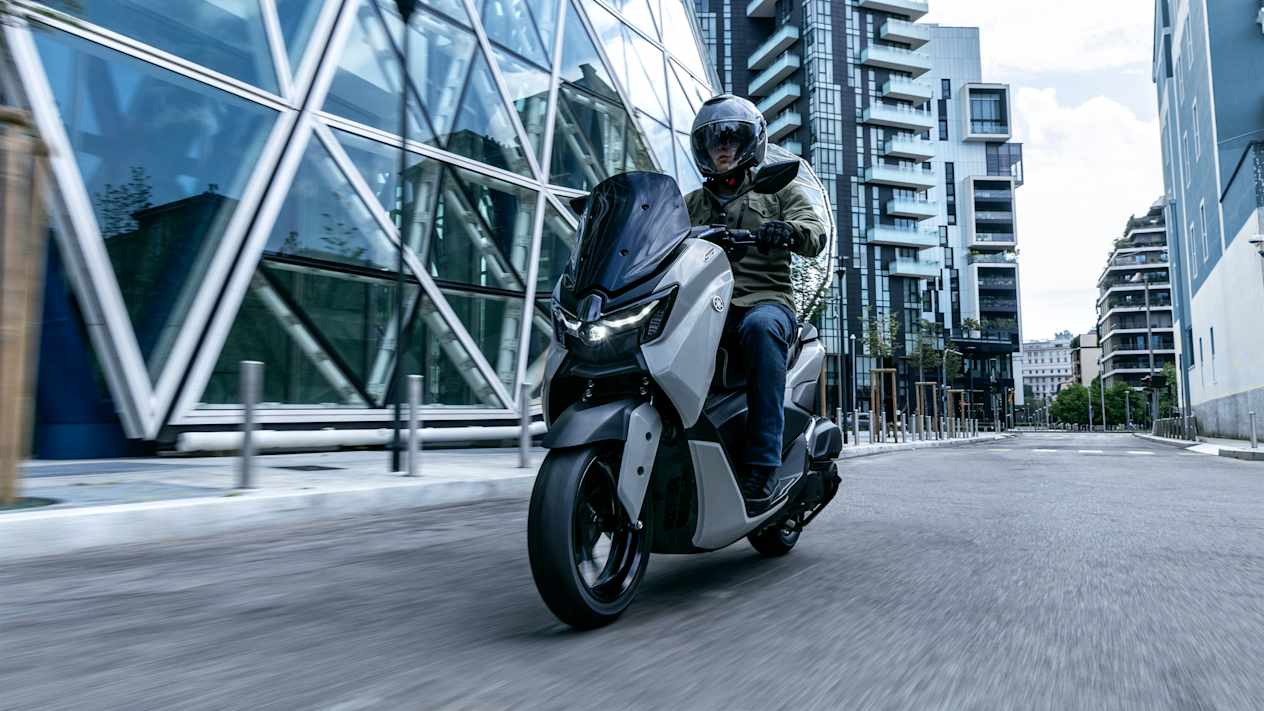 Yamaha NMAX 125 Tech Max 2025 : trois quarts avant gauche sur route