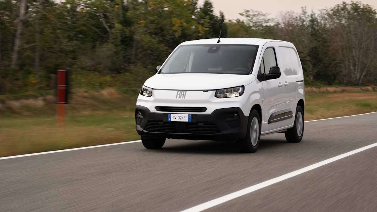 Fiat Doblo Cargo 2024 : trois quarts avant gauche sur route