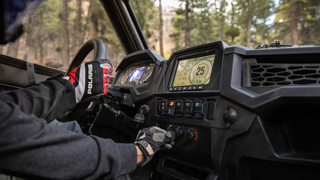 Polaris RZR Trail S 1000 2023 : intérieur et écran vu depuis le siège passager