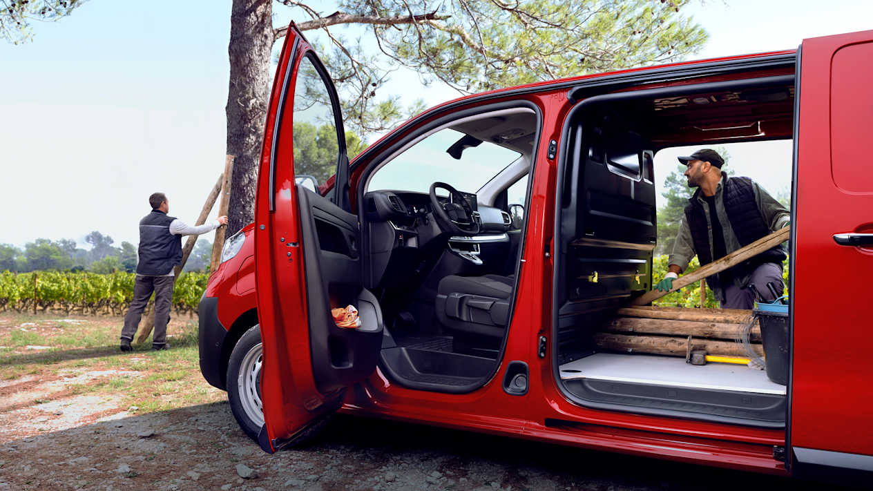 Citroën Jumpy 2024 : porte conducteur et porte latérale coulissante ouvertes