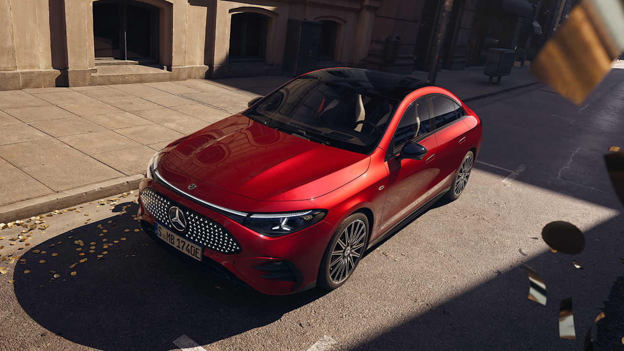 Mercedes CLA 2025 rouge : trois quarts avant gauche statique en vue plongeante
