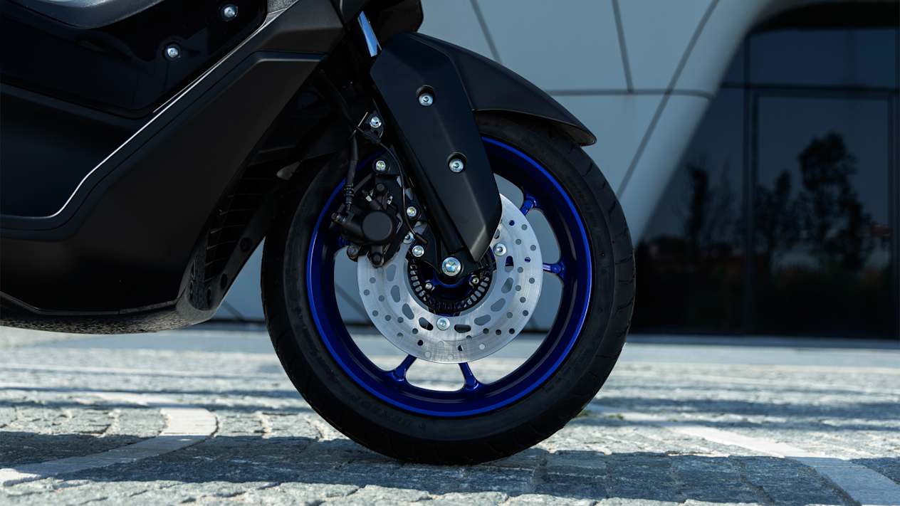 Yamaha NMAX 125 2025 : détail roue avant et freins