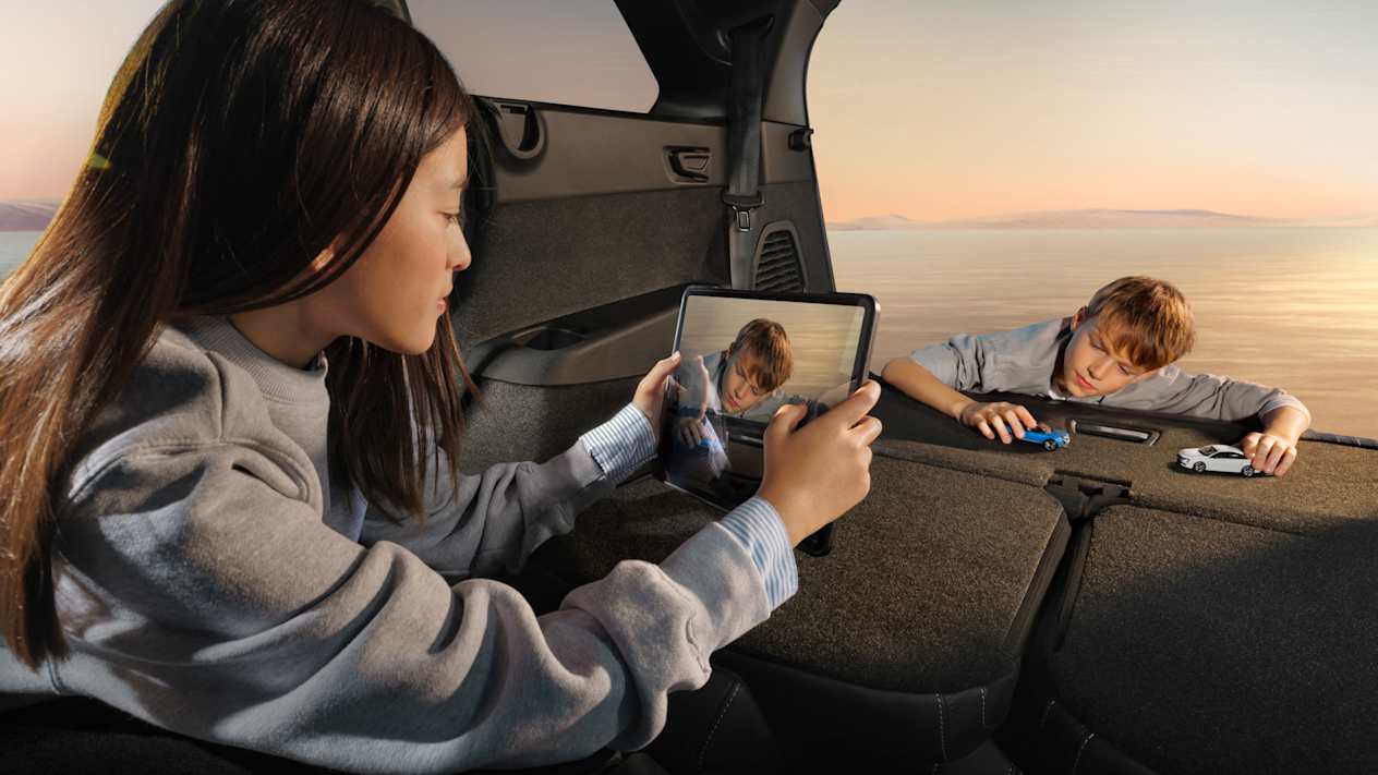 Peugeot 5008 2024 : coffre avec enfant et mère