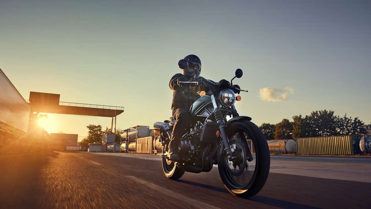 Honda CL500 2023 : trois quarts avant droit devant coucher de soleil