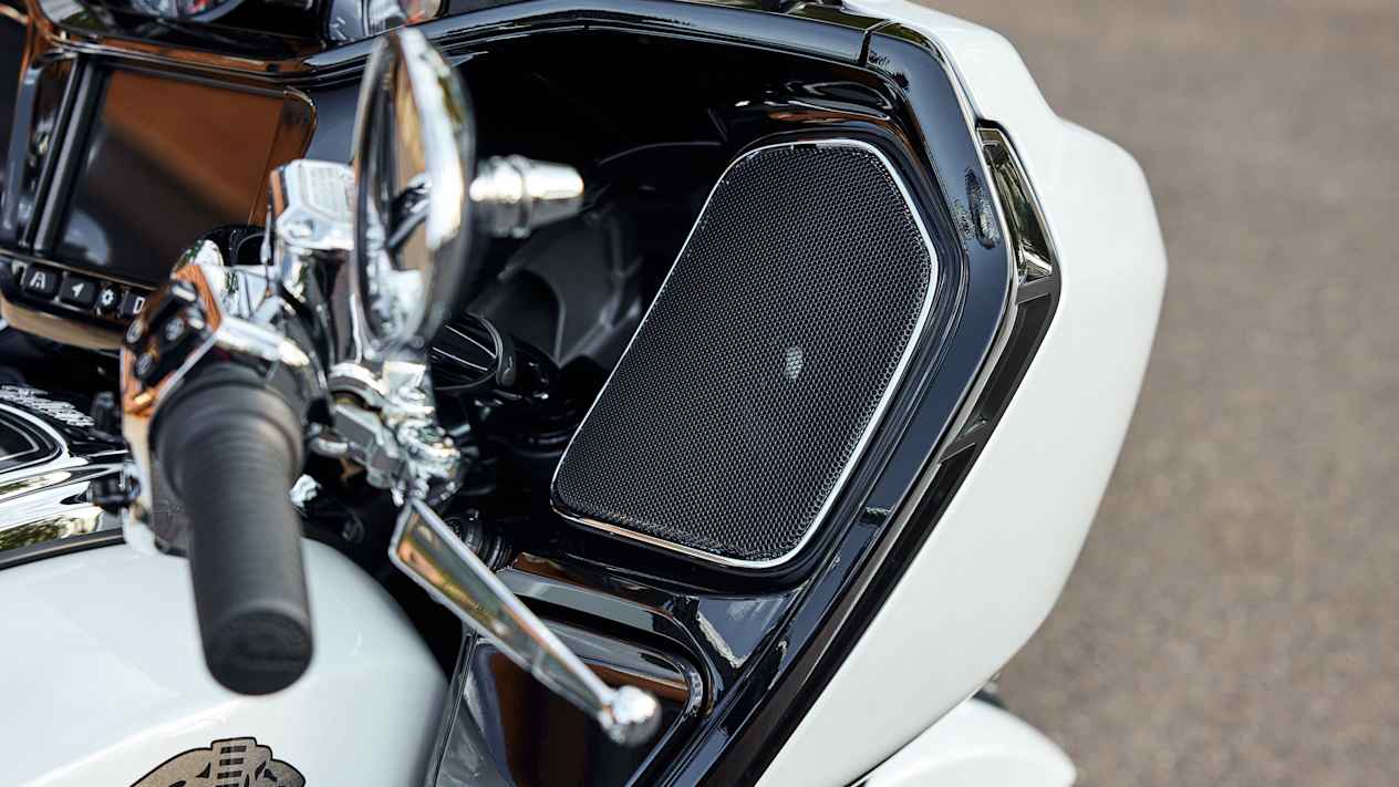 Indian Challenger Limited 2025 Ghost White Metallic : détail haut parleurs