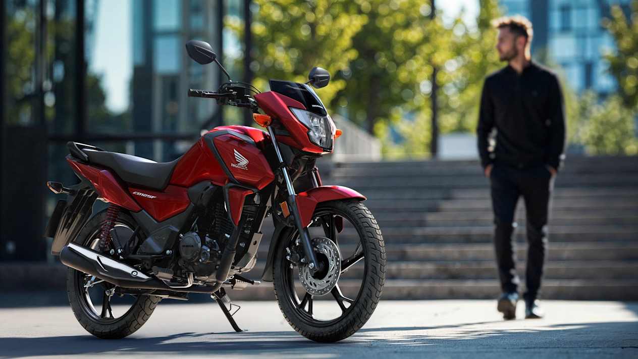 Honda CB125F 2025 avec pilote