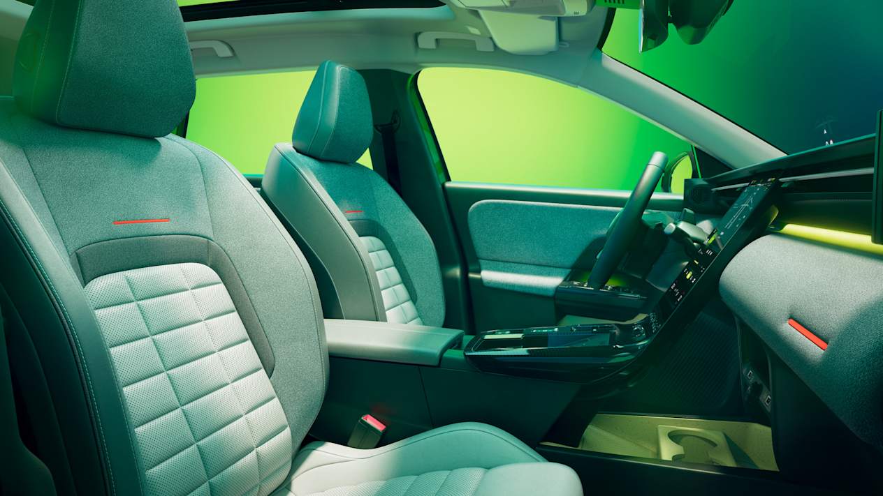 Citroën C5 Aircross 2025 : sièges avant et console centrale vus de profil