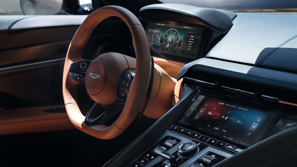 Aston Martin DB12 volant et écrans