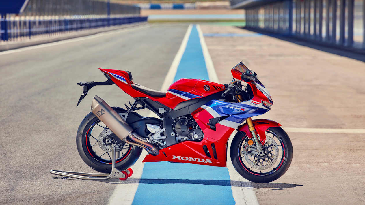 Honda Fireblade SP CBR1000RR-R 2024 : profil droit statique sur la ligne des stands