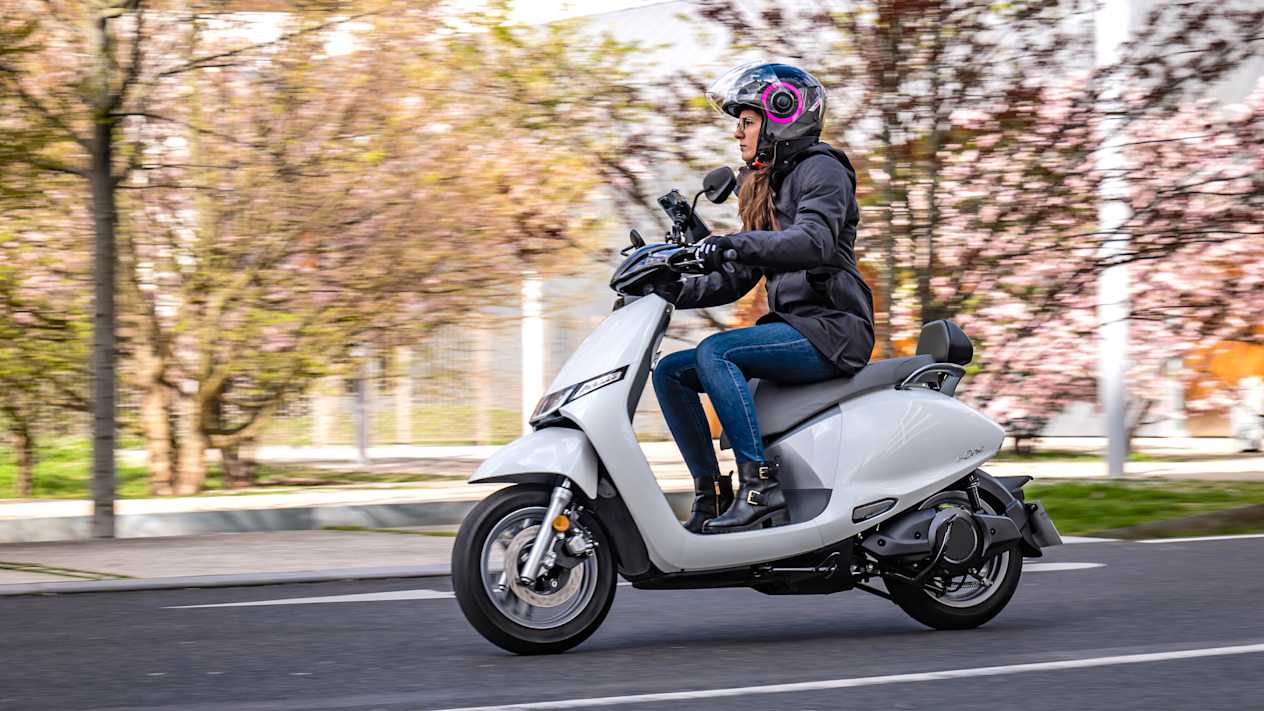 Kymco i-One 2024 : profil gauche dans la rue