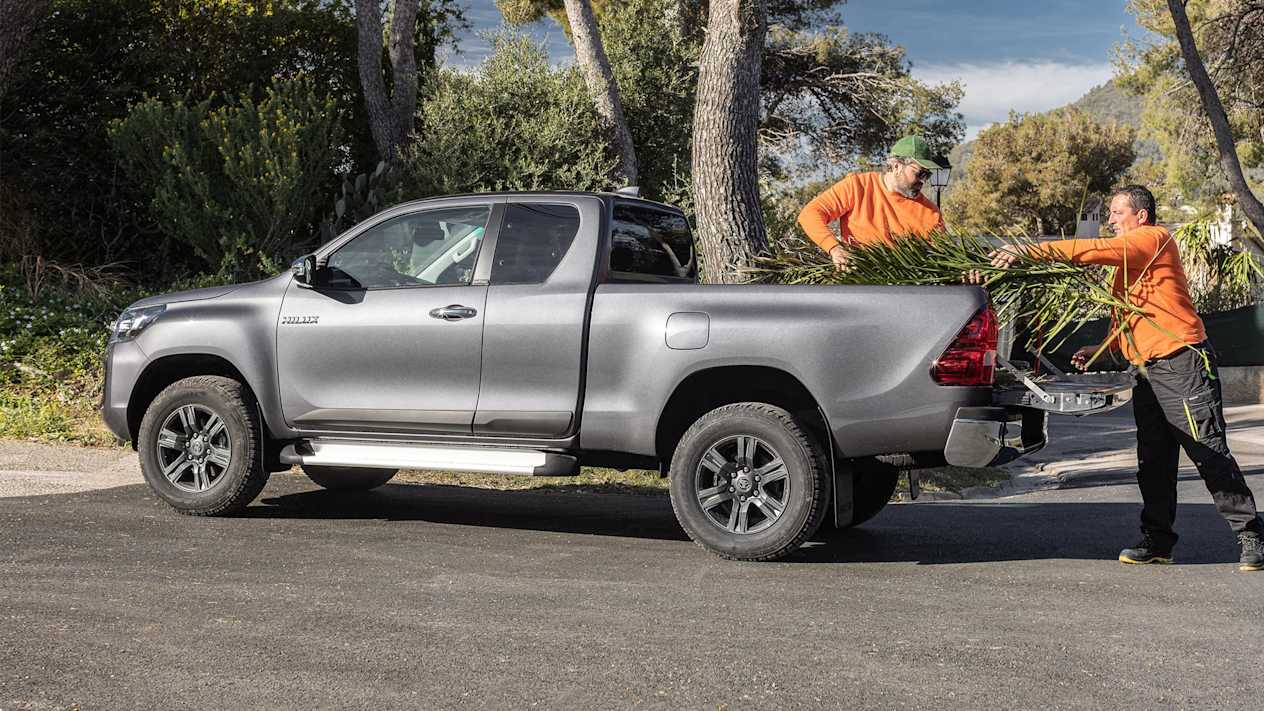 Toyota Hilux 2020 : chargement de branches dans la benne