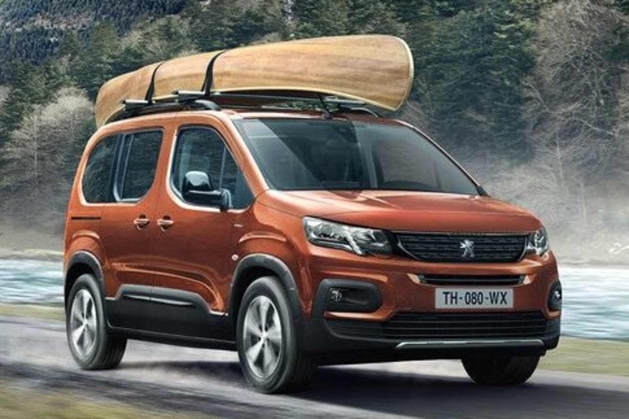 Peugeot Rifter avec canoë sur le toit