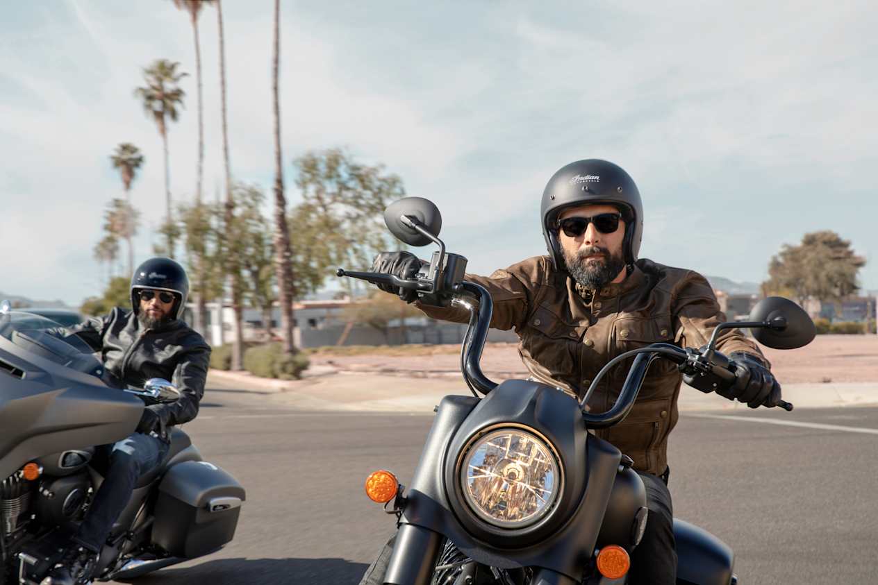 Indian Springfield Dark Horse sur la route et phare