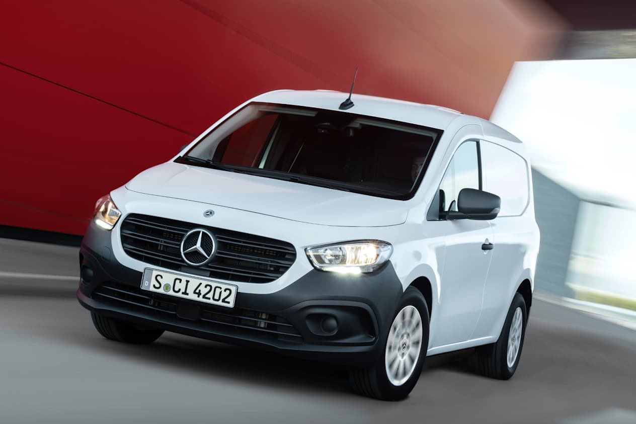 Mercedes Citan 2021 : blanc vue trois quarts avant gauche en mouvement