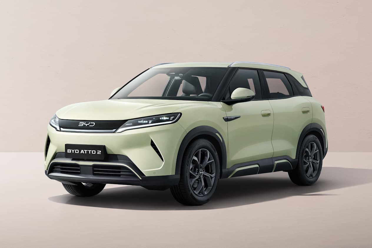 BYD Atto 2 2025 vert : trois quarts avant gauche statique