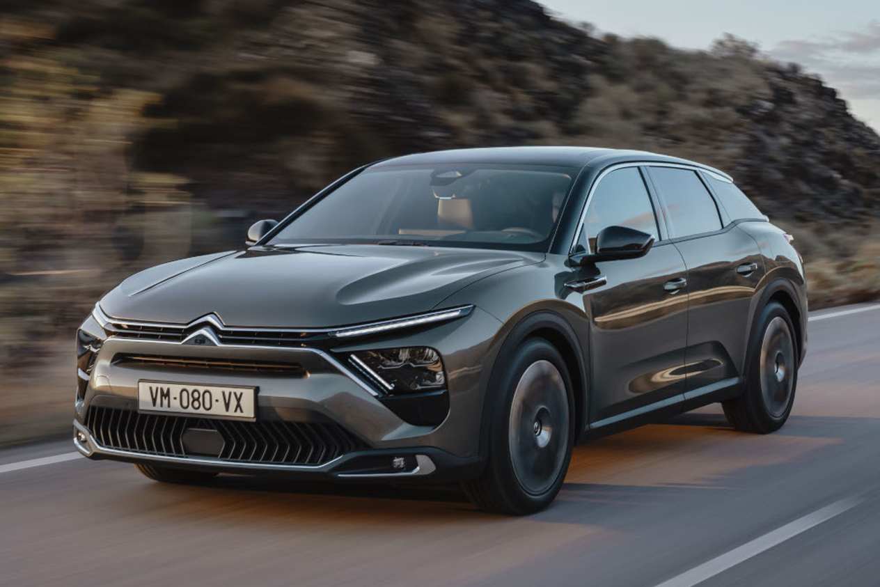 Citroën C5 X : vue trois quarts avant sur la route
