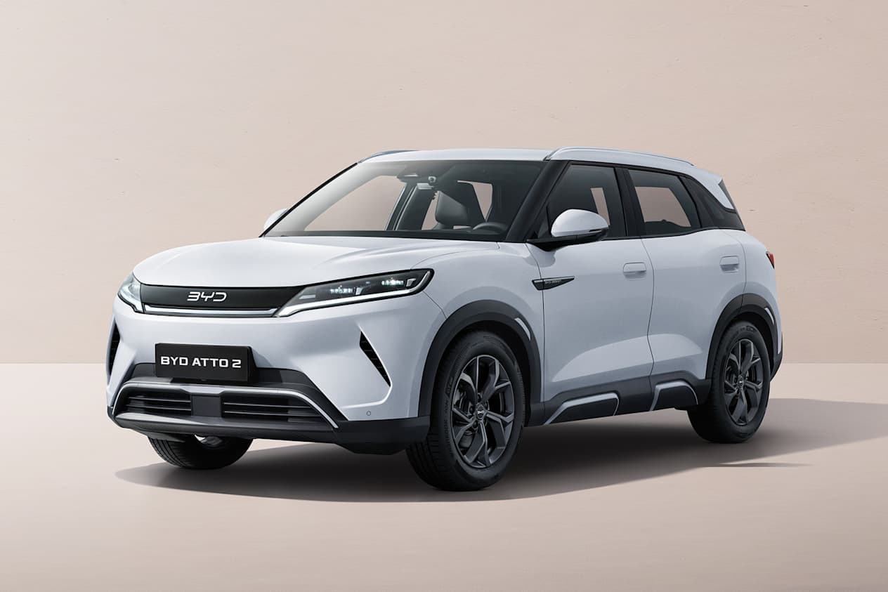 BYD Atto 2 2025 blanc : trois quarts avant gauche statique