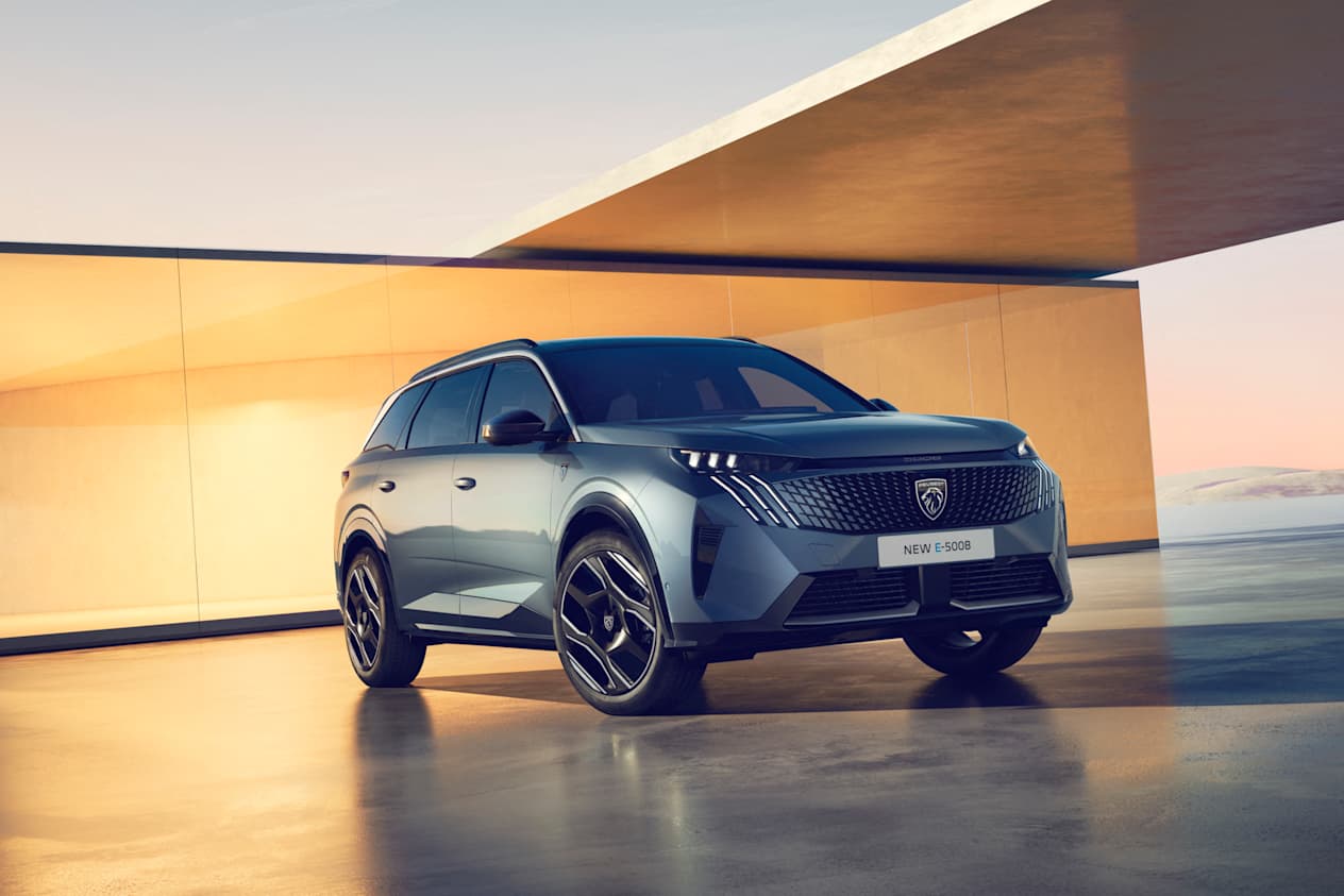Peugeot 5008 2024 : trois quarts avant droit statique