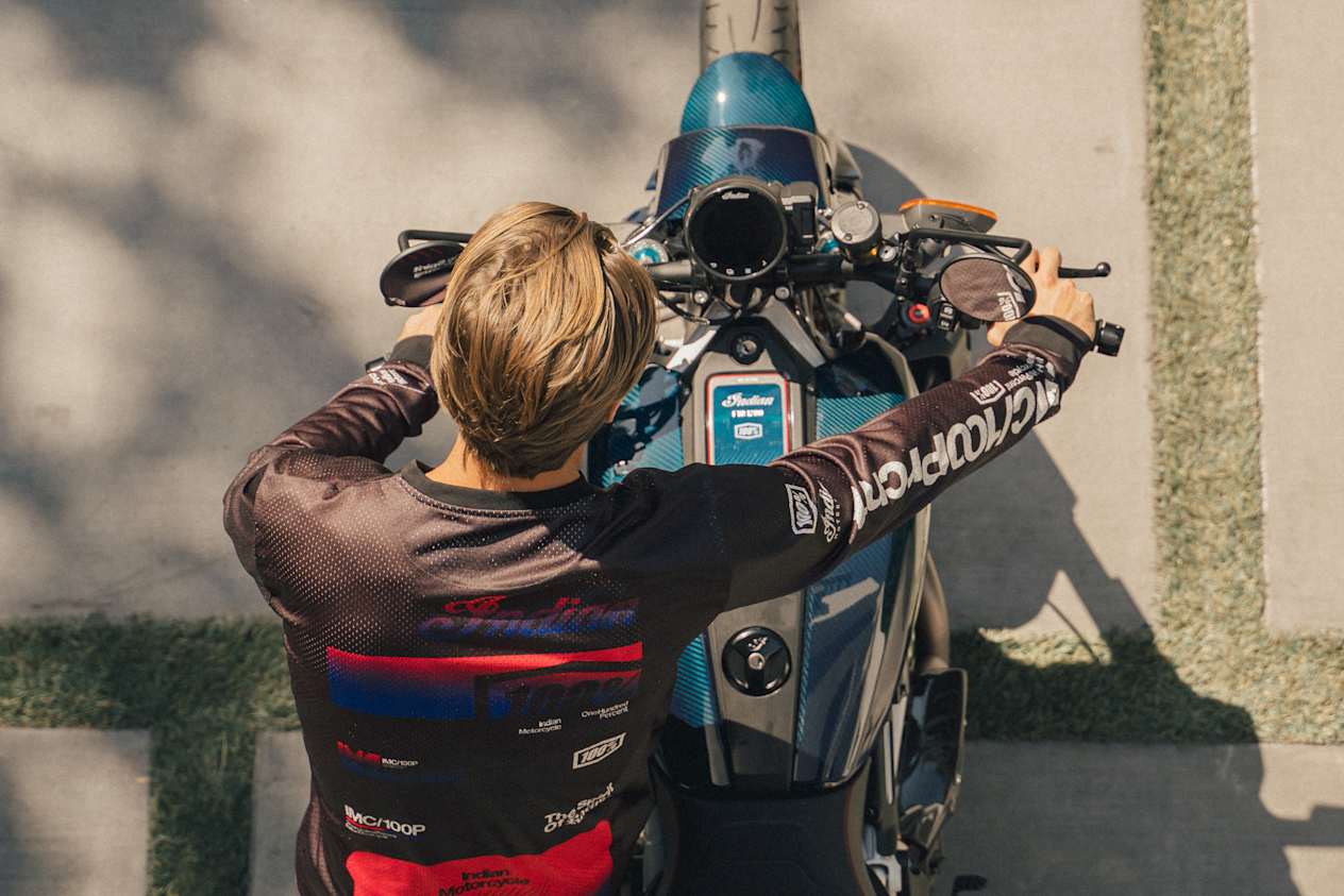 Indian FTR 100% R Carbon 2024 : sortie de garage vue de dessus
