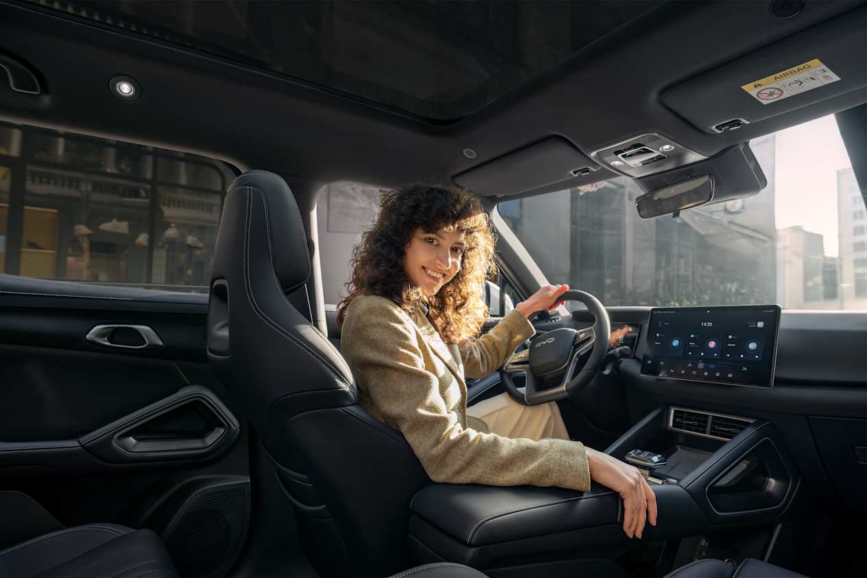 BYD Atto 2 2025 : intérieur avec modèle installée au volant