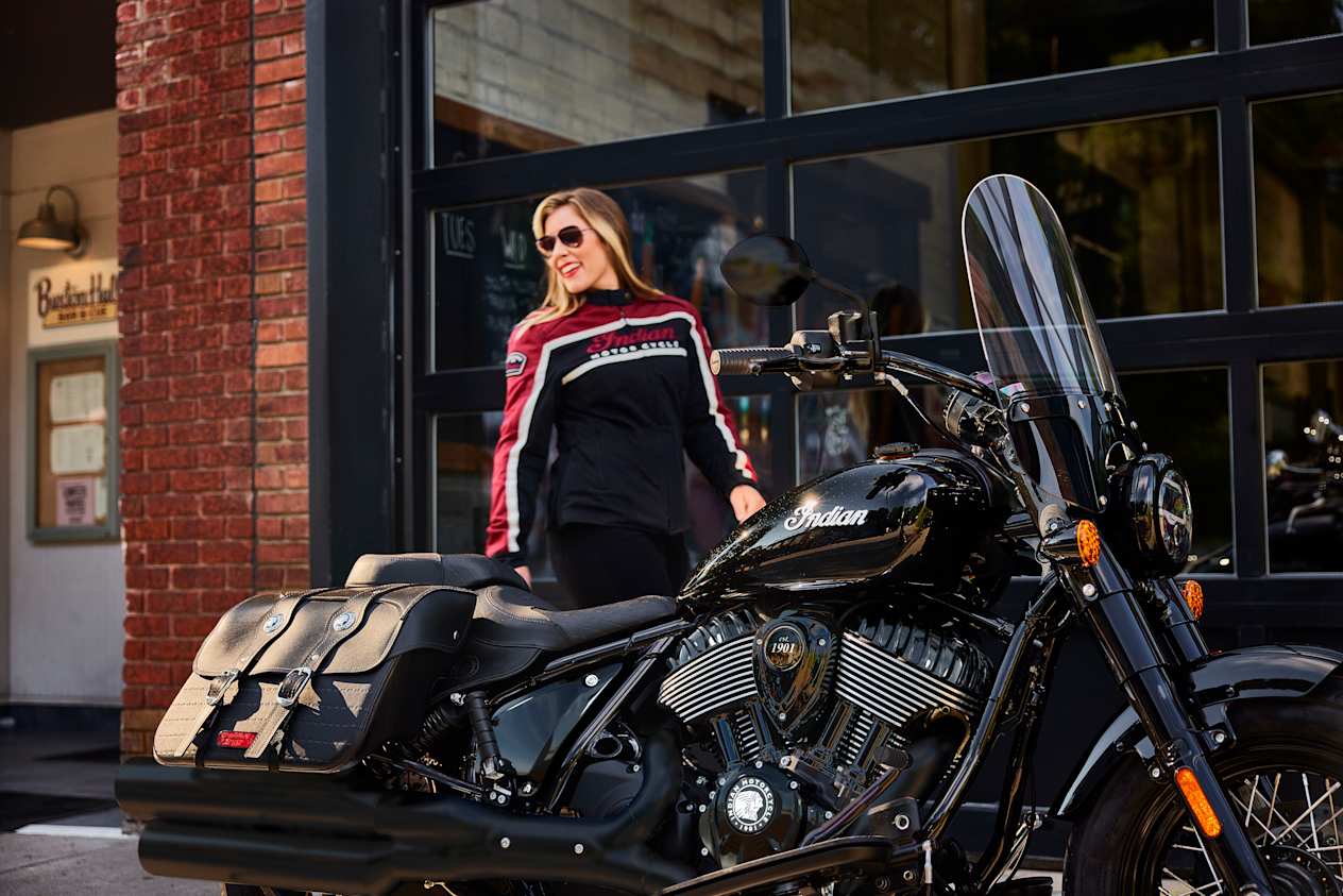 Indian Super Chief Dark Horse 2025 : toris quarts avant droit statique avec modèle