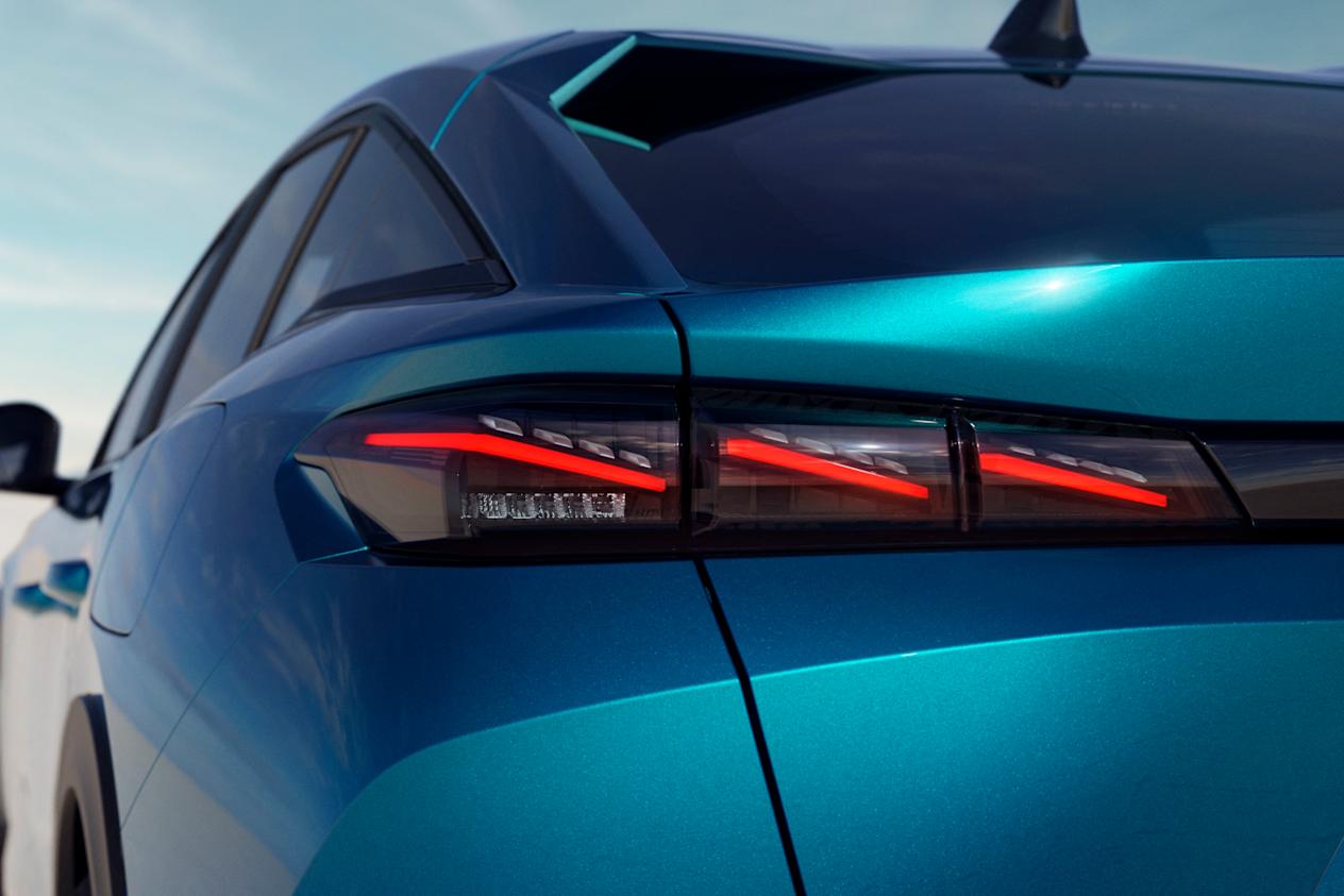 Nouvelle Peugeot 408 : Gros pla nfeu arrière gauche de face