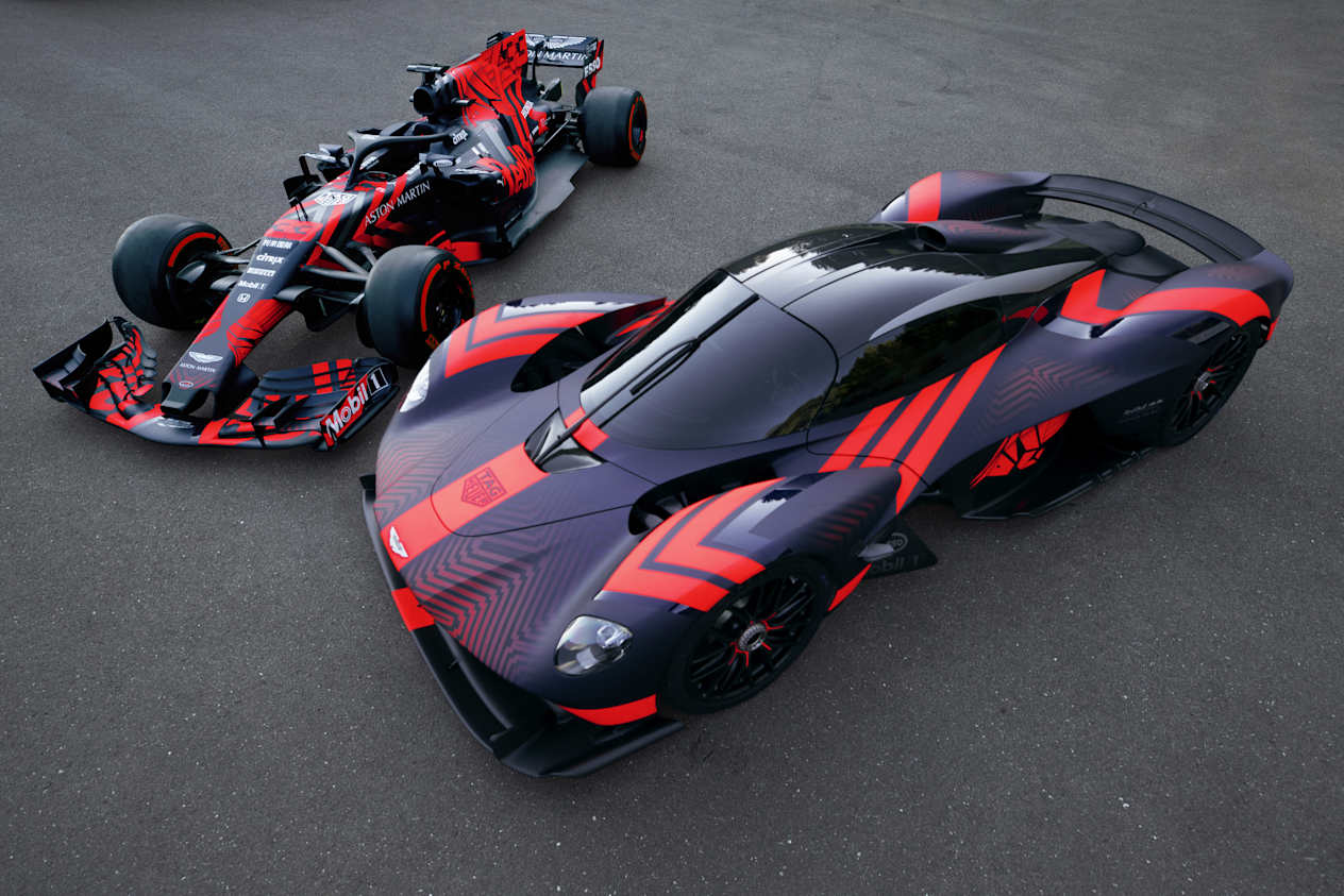 Aston Martin Valkyrie : Trois quart avant en vue plongeante aux côtés d'un F1 Red Bull