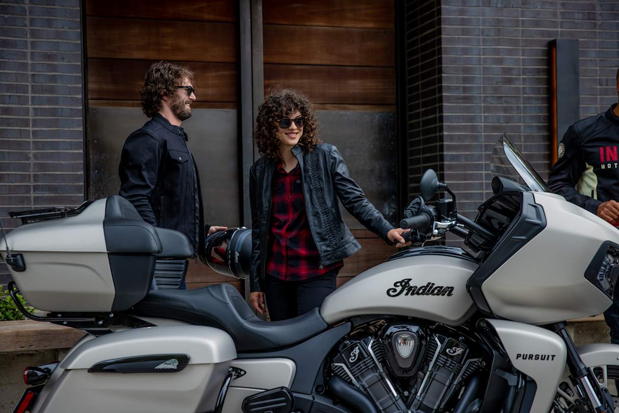Indian Pursuit Dark Horse en couple