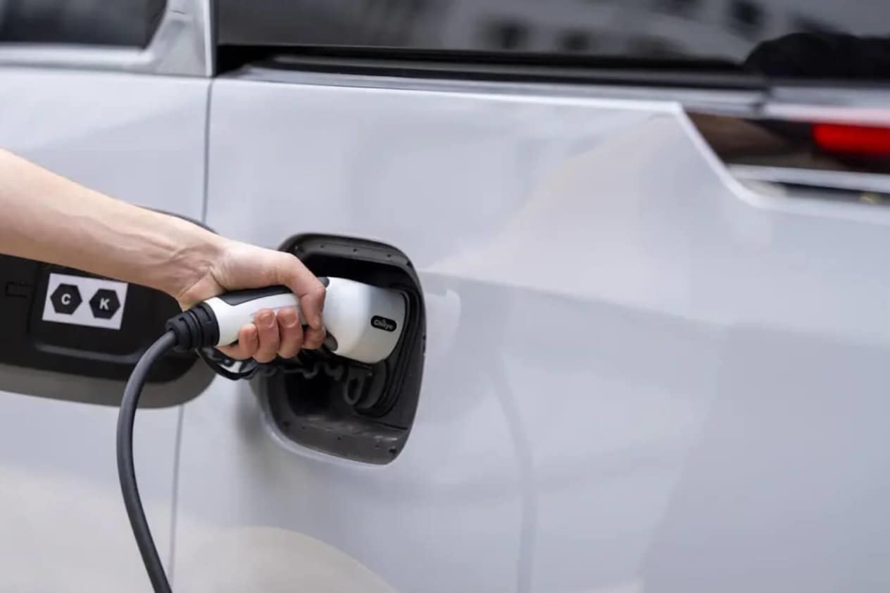 Maxus MIFA 9 fully electric MPV