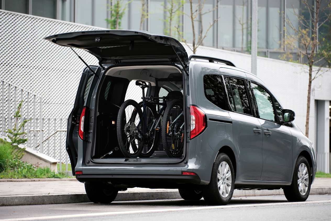 Mercedes Classe T 2022 : hayon ouvert avec vélos