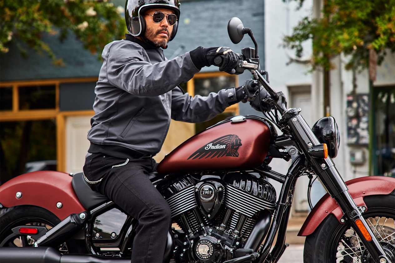 Indian Chief Bobber Dark Horse 2025 : vue gros plan profil droit avec motard