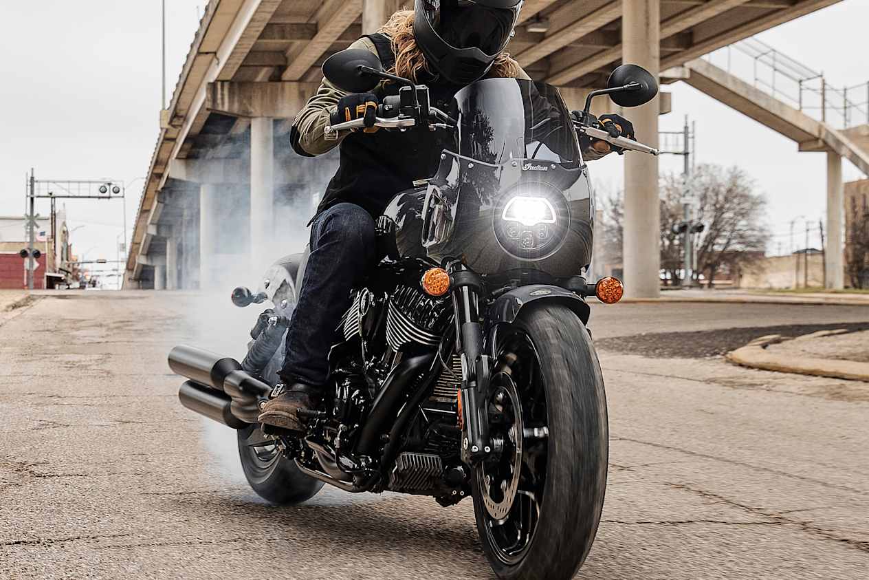 Indian Sport Chief 2025 : burnout vue de face