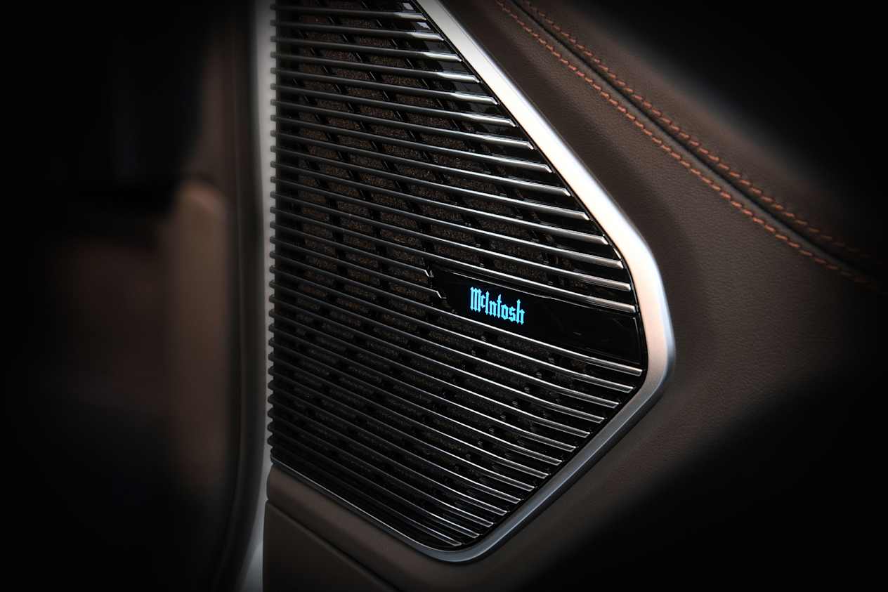 Nouveau Jeep Grand Cherokee : Enceinte McIntosh illuminée en bleu