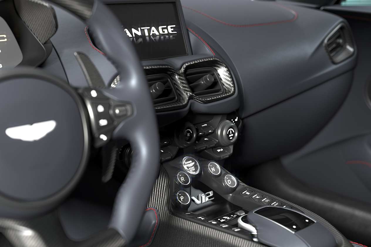 Aston Martin Vantage V12 : Gros plan conseole centrale avec badge V12