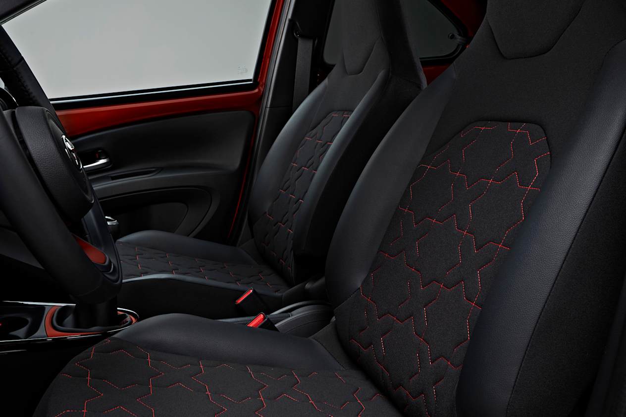 Toyota Aygo X sièges avant