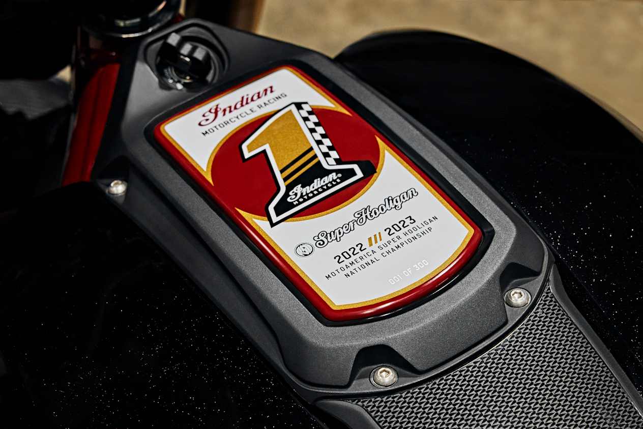 Indian FTR x RSD Super Hooligan 2024 : détail plaque sur le réservoir