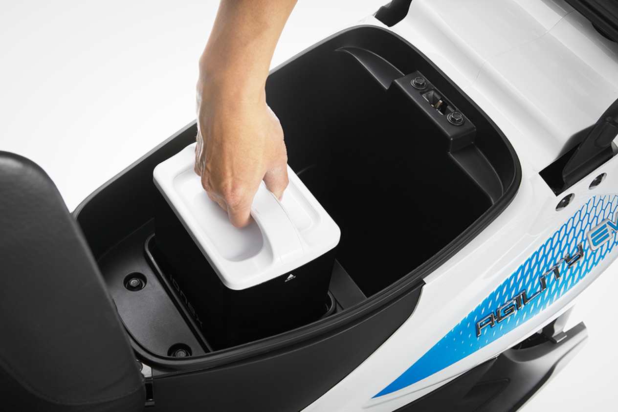 Kymco Agility EV 2024 : détail batterie amovible