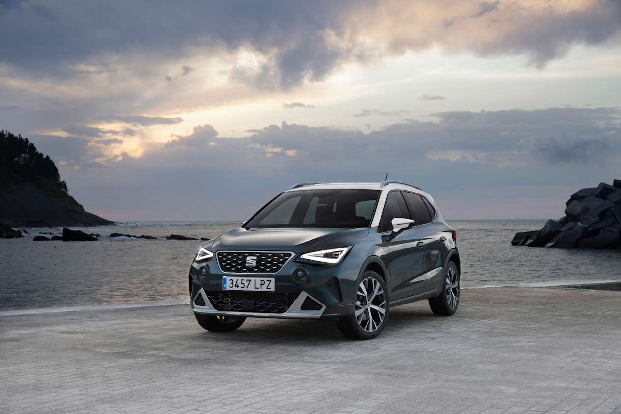 Front view of a grey SEAT Arona with a light grey roof