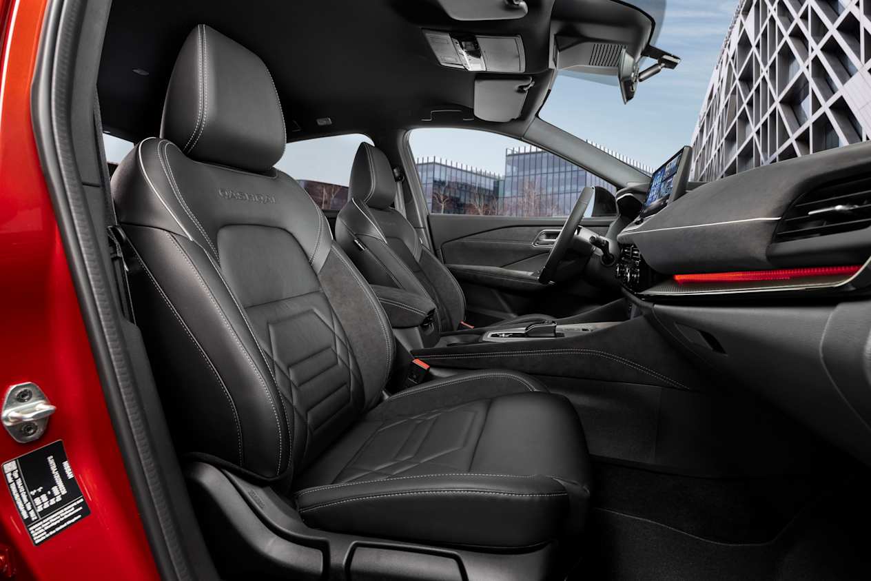 NEW NISSAN QASHQAI INTERIOR BLACK PARTILLY QUILTED LEATHER, ALACANTARA INSERTS