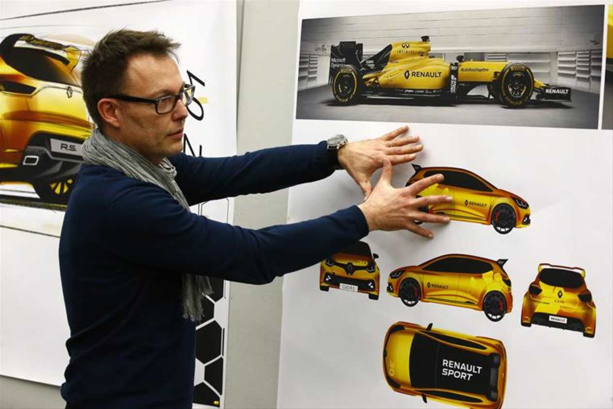 Clio R.S.16 shares its name and colour scheme with the Renault Sport Formula One Team's single-seater.