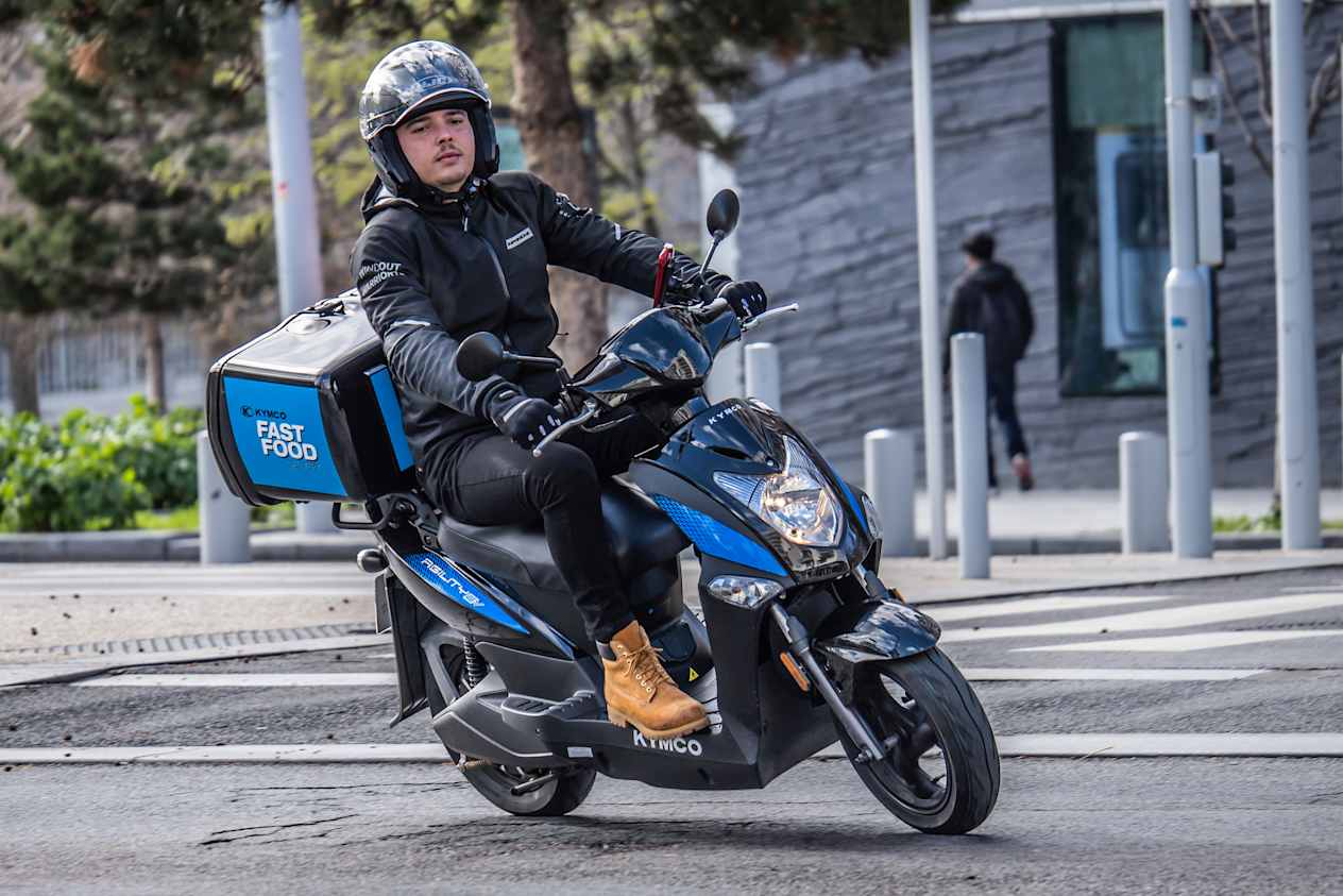 Kymco Agility EV 2024 : toris quarts avant droit dans la rue