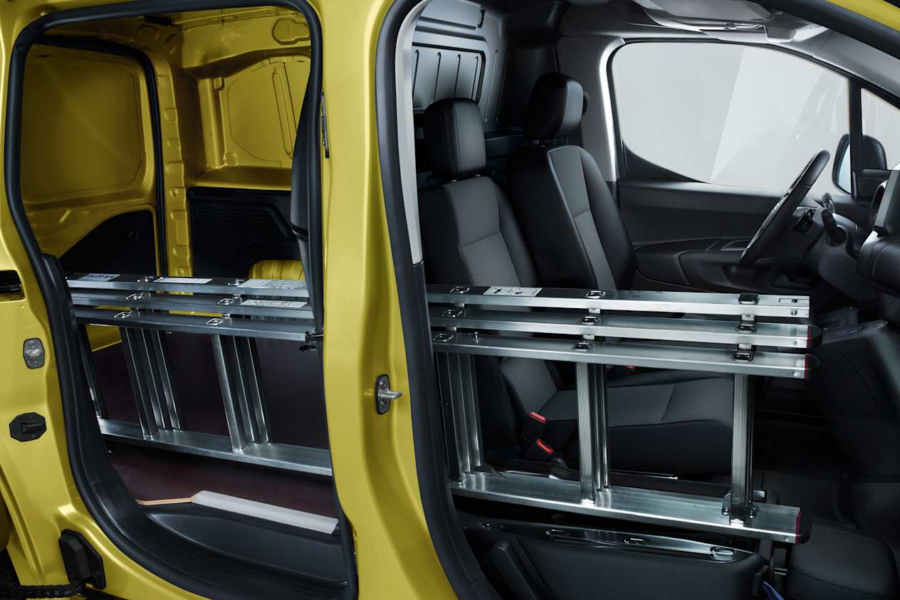 Fourgon Opel Combo Cargo 2024 : chargement échelle