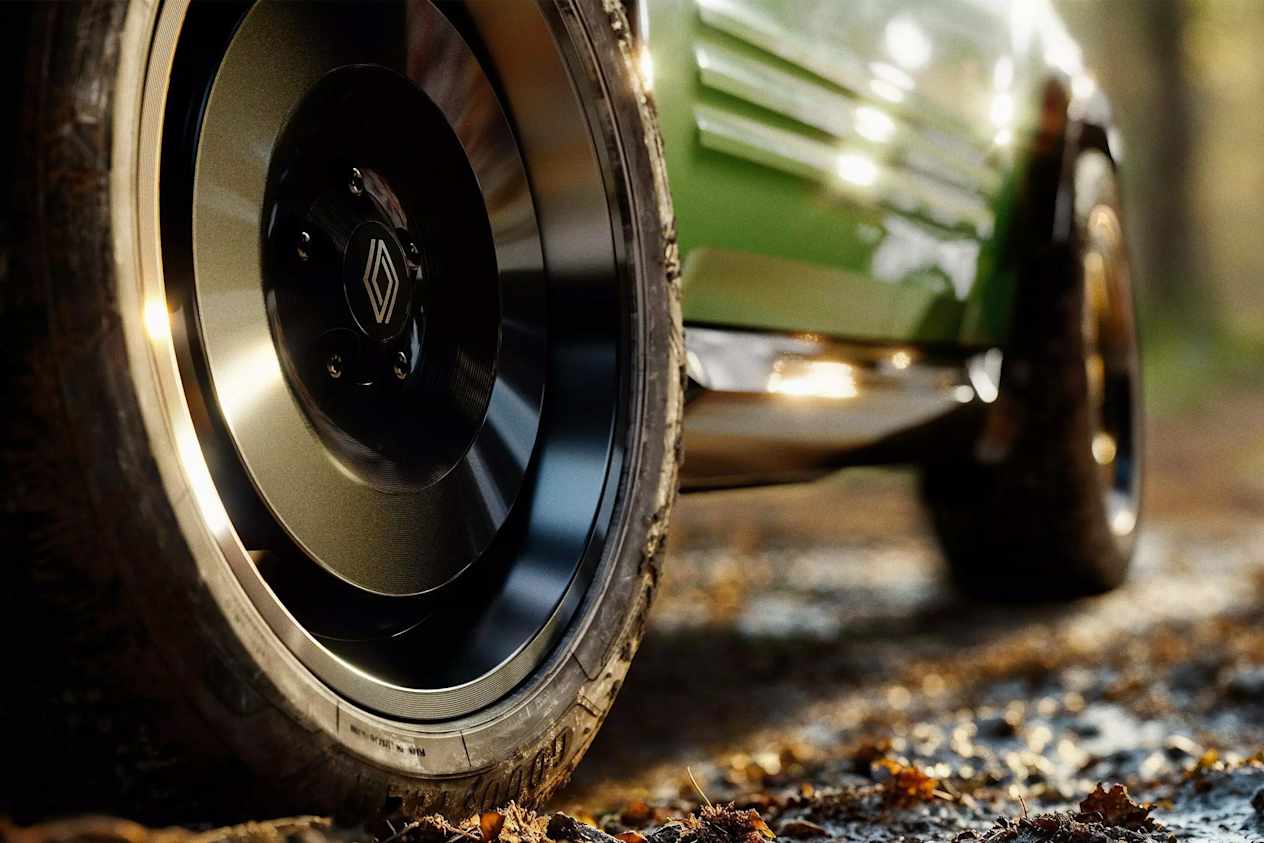 Renault 4 Savane 4x4 Concept 15 mm higher ground clearance, 20 mm wider track & new 18'' diamond cut wheels