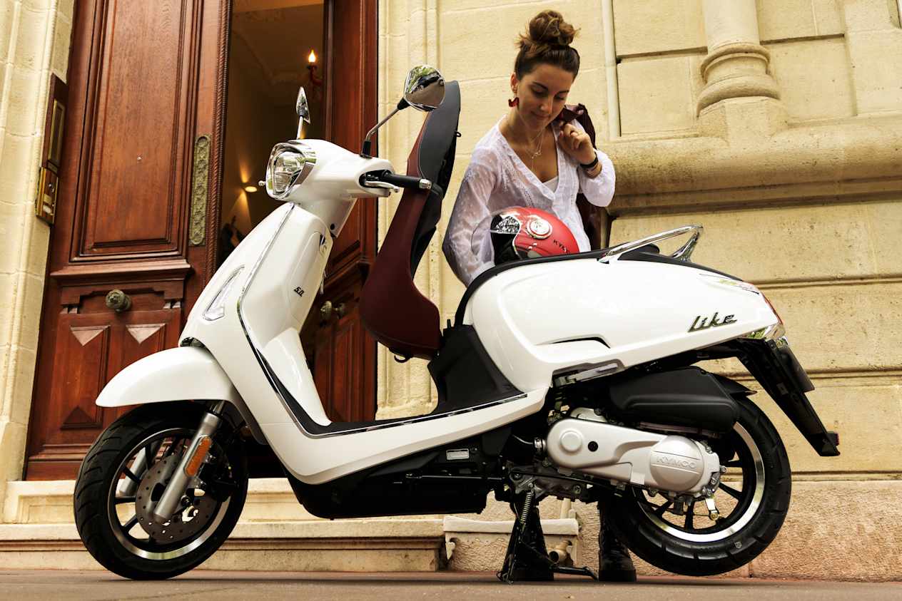 Kymco Like 50 2024 : rangement du casque dans le coffre du scooter