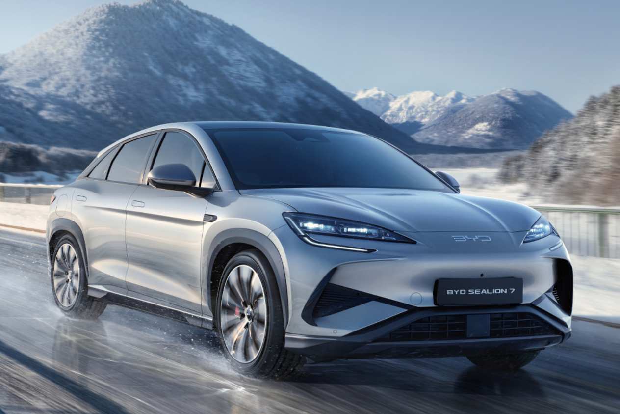 BYD Sealion 7 2024 : trois quarts avant droit sur route de montagne