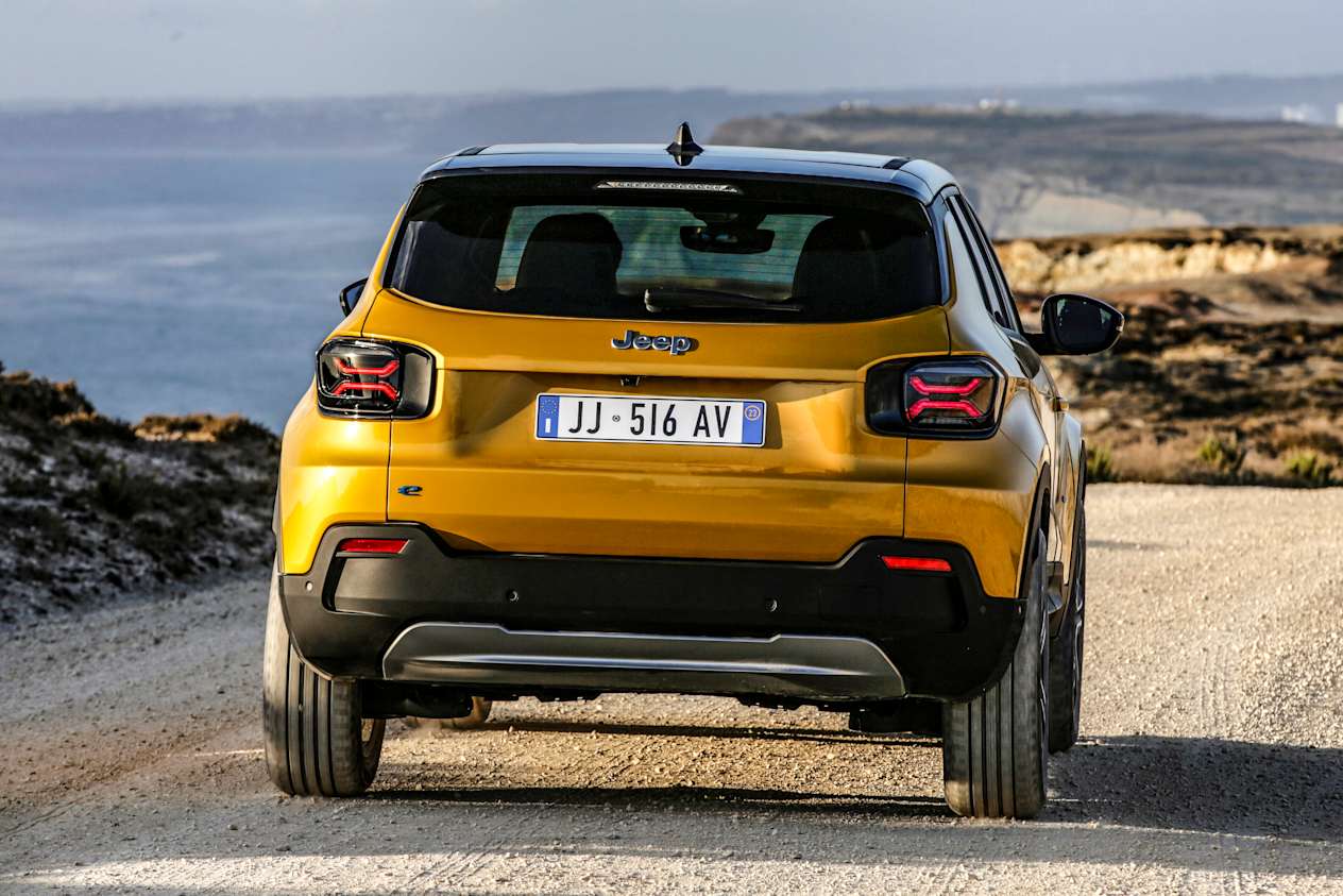 Jeep Avenger 2023 : face arrière sur chemin